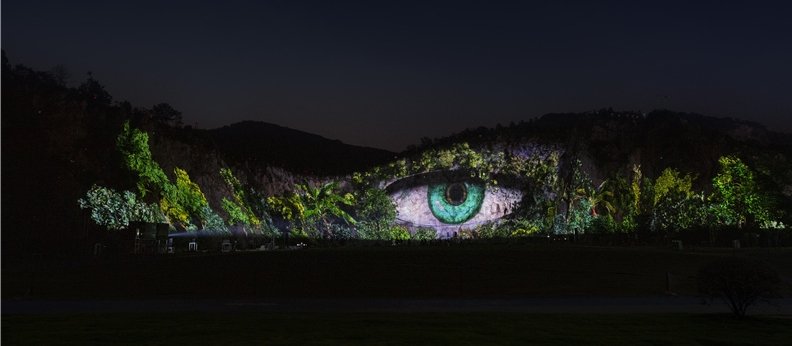 5㎡的原生态"曲面屏"上投影,相当